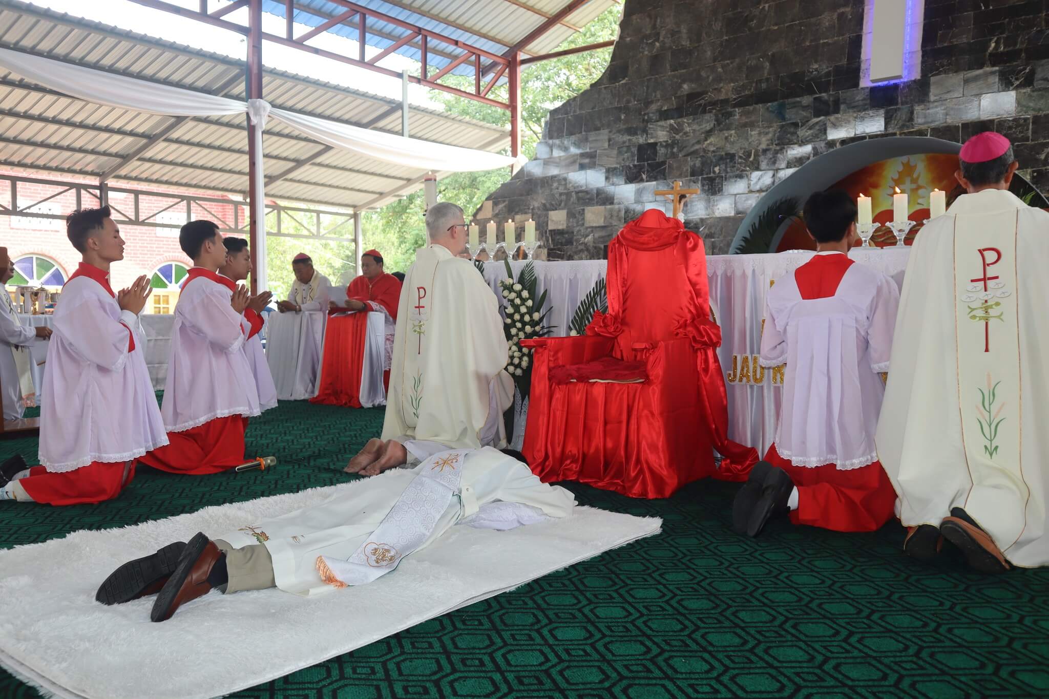 Ordination of Francis Xavier Nbwi la Aung. Photo: RVAKachin