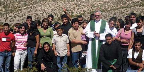 Fr Kevin Mullins SSC with parish locals from the Corpus Christi Parish, Ciudad Juarez, Mexico. 